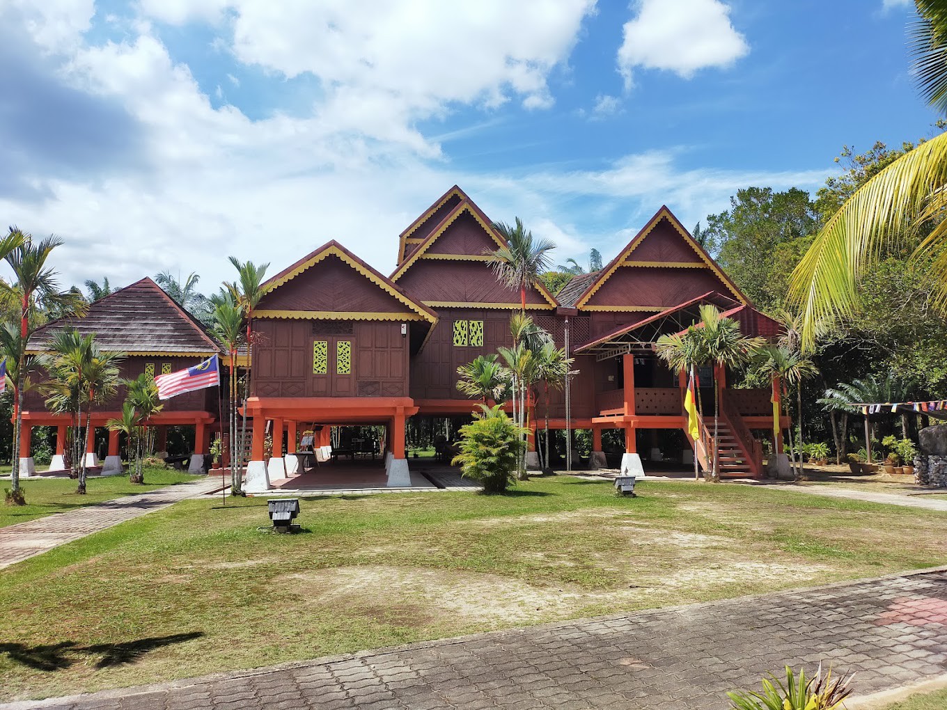 Gambar galeri Muzium Rembau (Replika Istana Raja Melewar)
