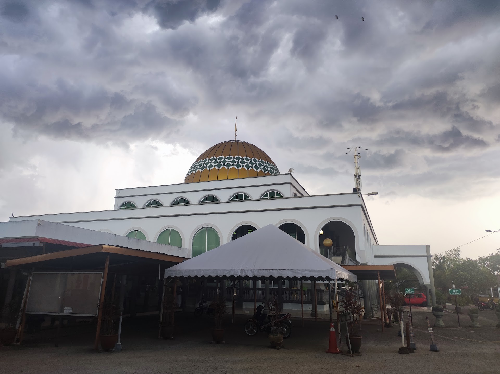 Masjid Saiyidina Omar Al-Khatab — Pandangan luaran