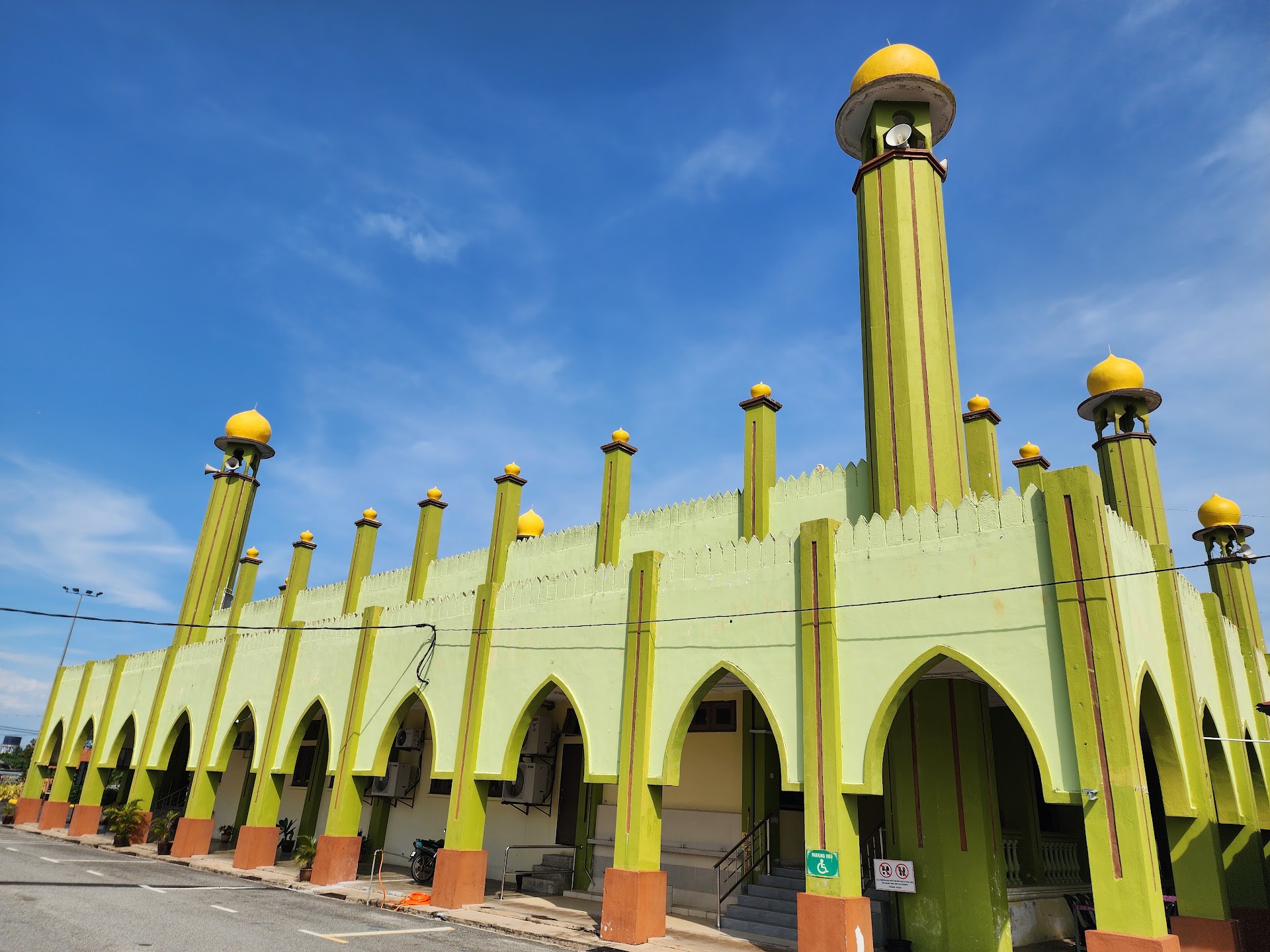 Masjid Tengku Mahkota Abdullah — Pandangan luaran