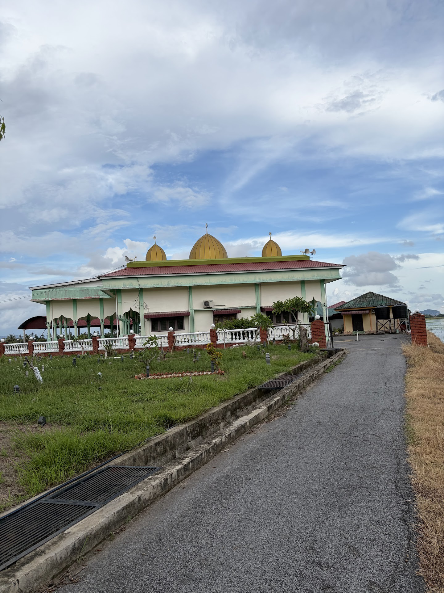 Gambar Masjid Arafah Lana Bulu