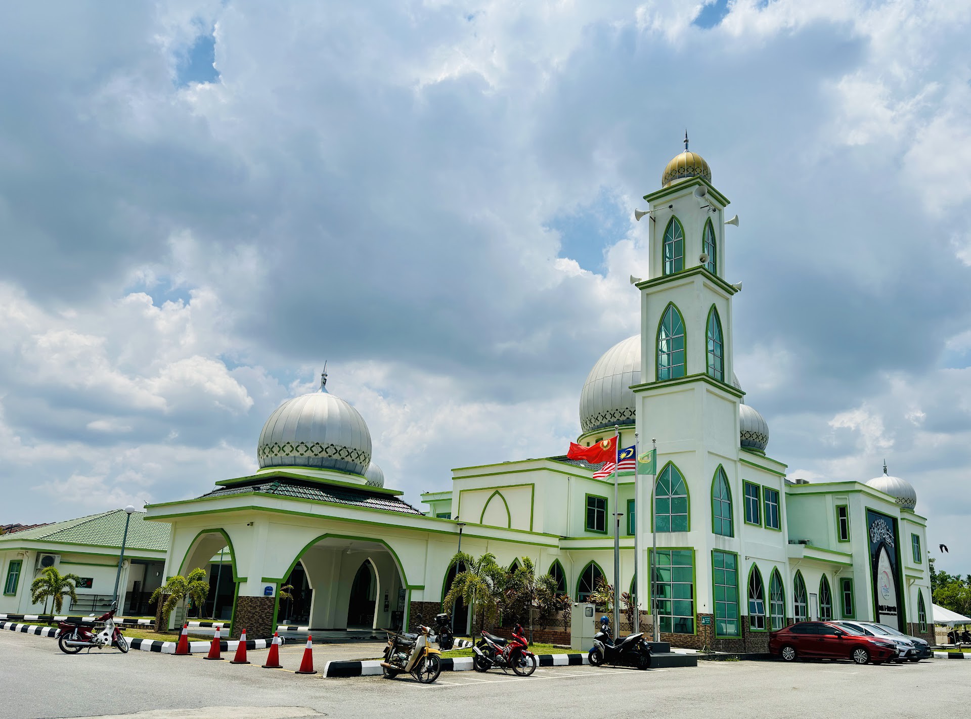 Gambar Masjid Al-Muqarrabin Kariah Taman Angsana