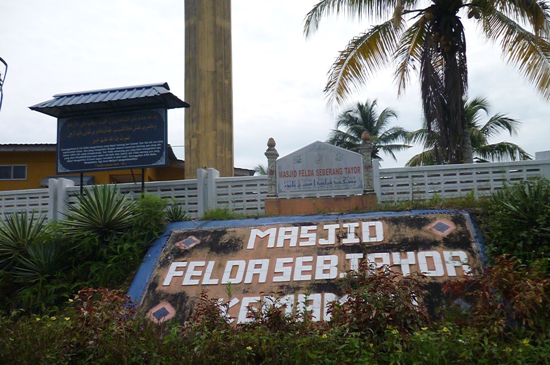 Gambar Masjid FELDA Seberang Tayor