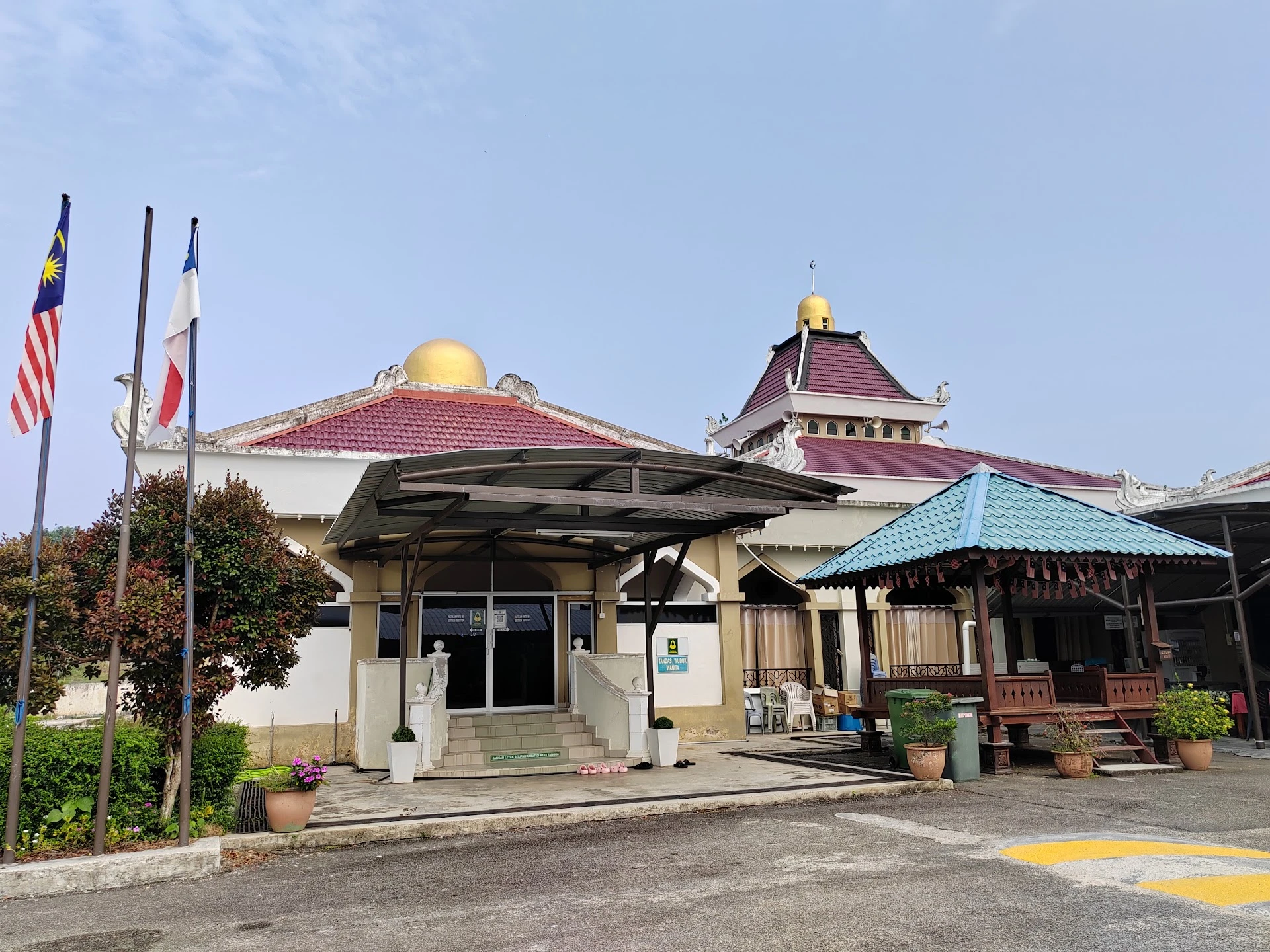 Gambar Masjid Umar Al Khattab Lendu