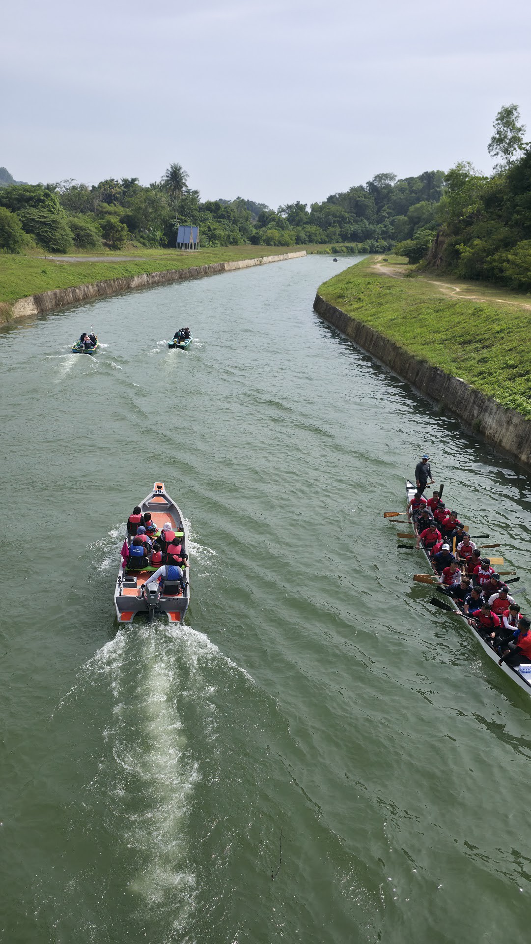Terowong Kampung Wai — Aktiviti kayak di terusan