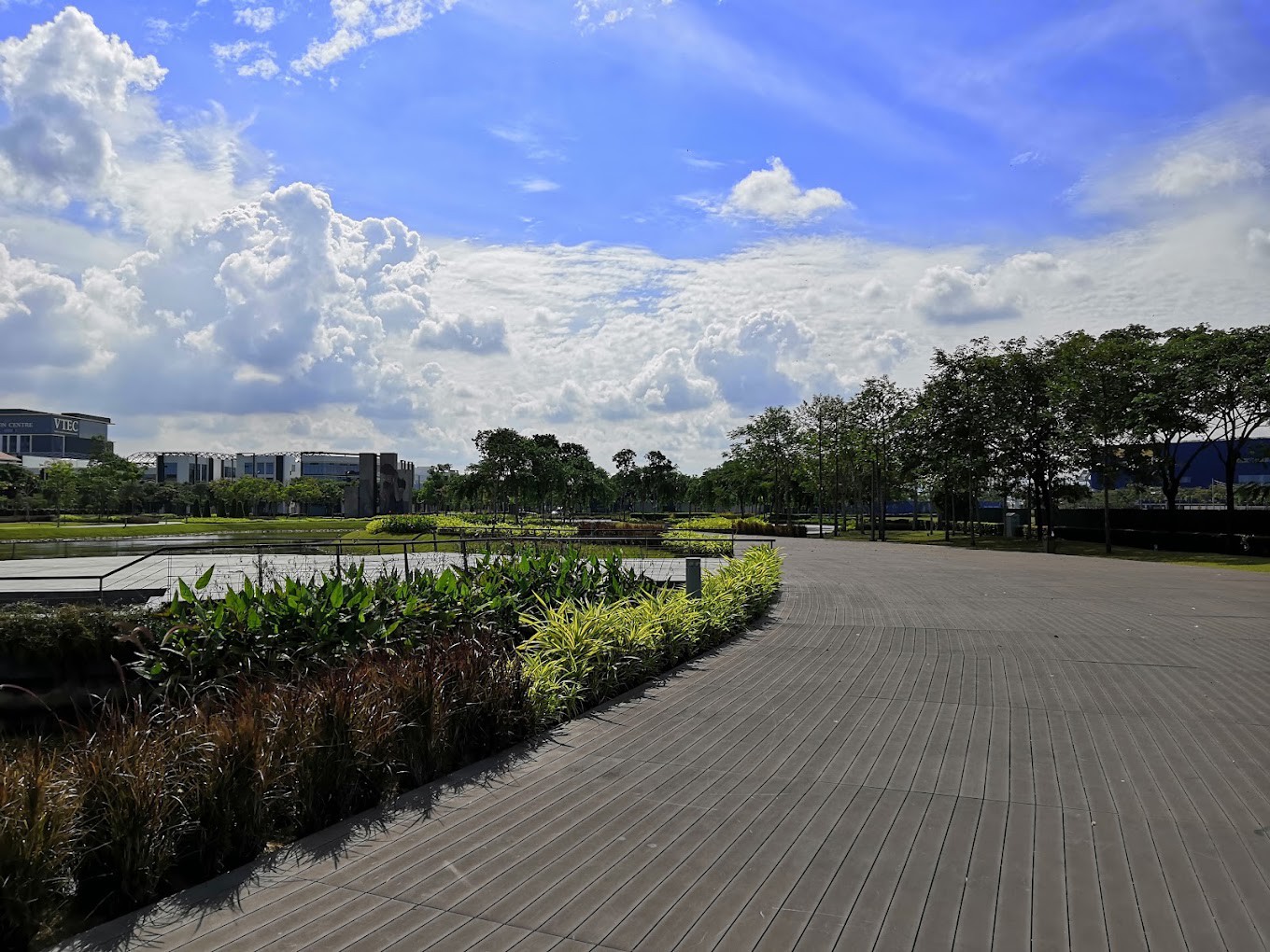 Gambar galeri Central Island Park Batu Kawan
