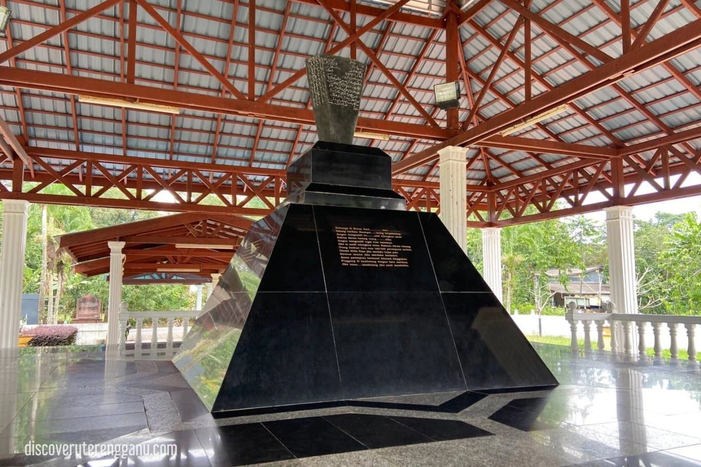 Gambar Memorial Batu Bersurat (Memorial Stone Inscription)