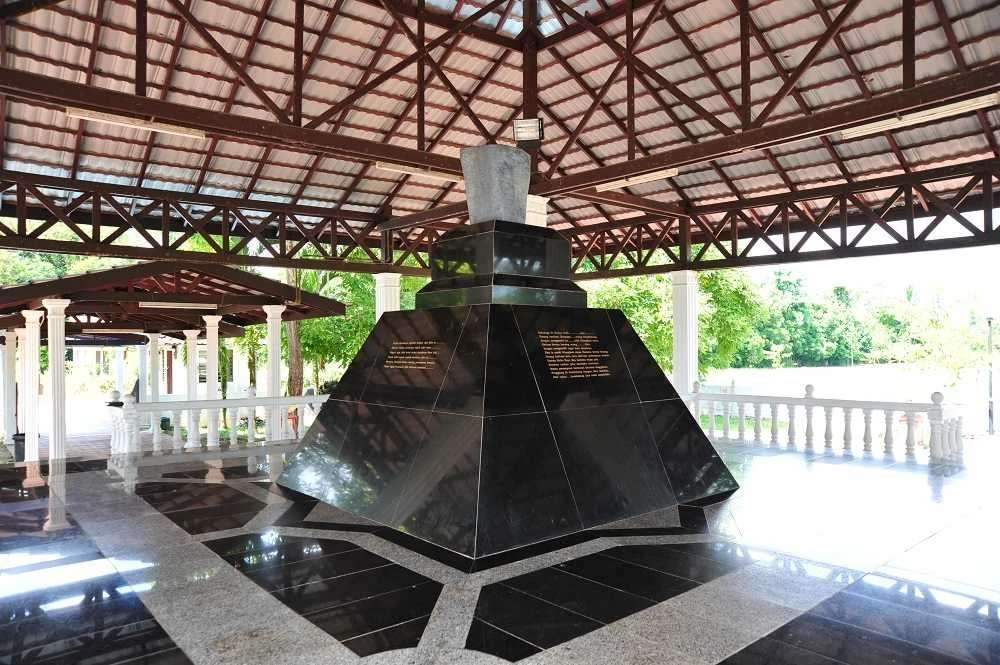 Memorial Batu Bersurat (Memorial Stone Inscription) — galeri 2