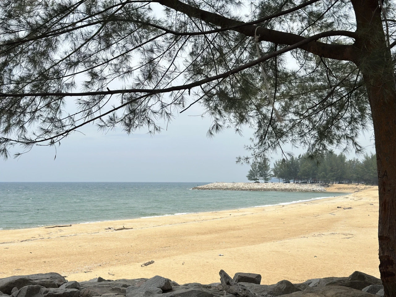 Gambar Pantai Teluk Lipat