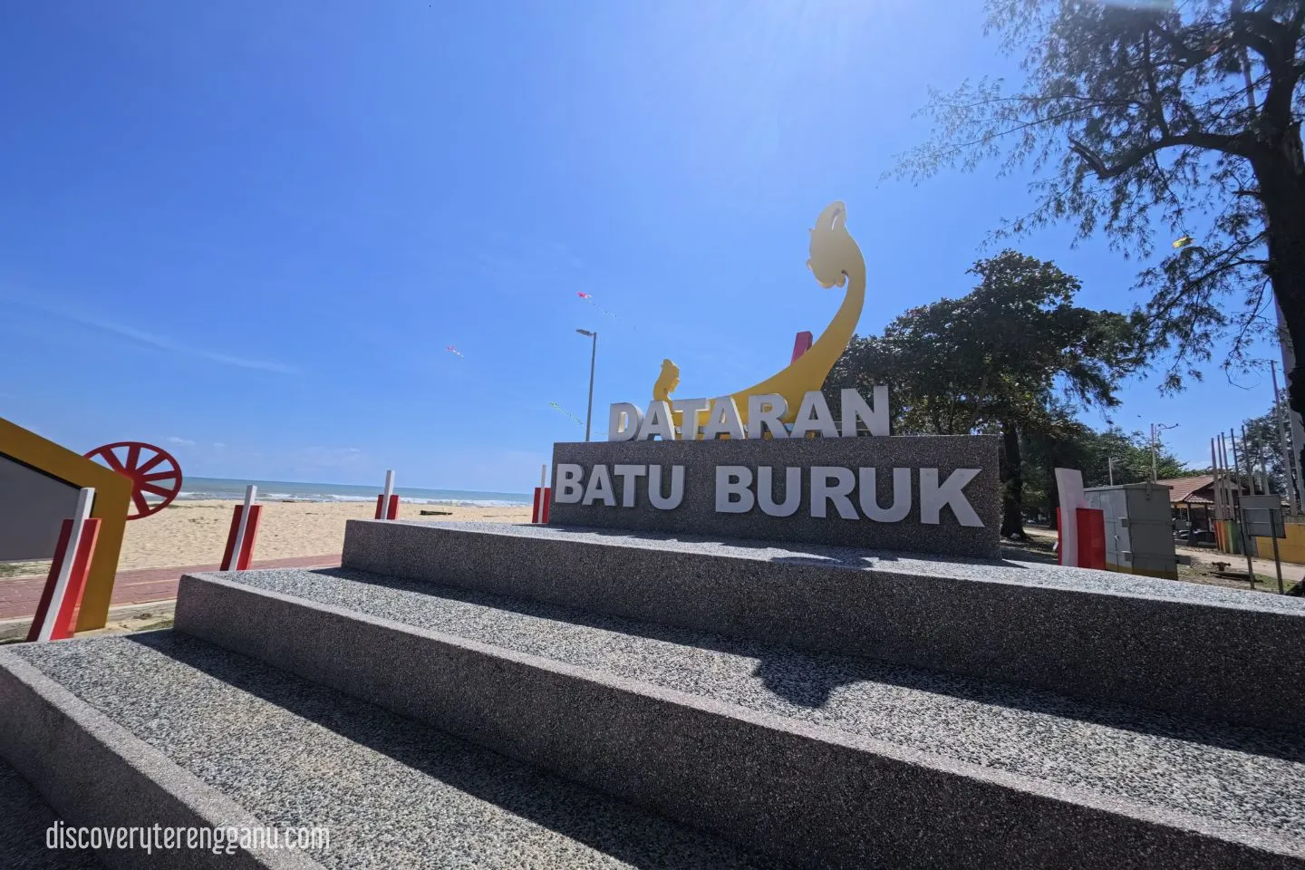 Gambar Pantai Batu Buruk (Batu Burok)